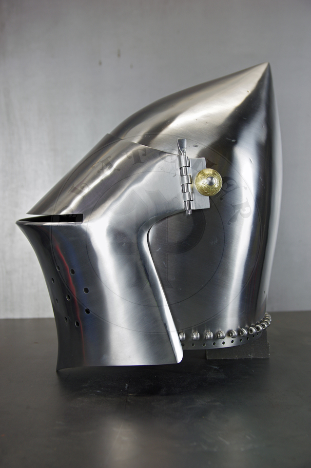 The bascinet based on original from Burgos combined with three visors: Loewenburg, Churburg CH16 and a plow like visor. Each visor is raised without welding. Hand engraved brass caps for the hinge's rivets. All hardened and tempered up to 34 HRC./ Basinet wzorowany na oryginale z Burgos w poczeniu z trzema zasonami: Loewenburg, Churburg CH16 i zasonie typu pug lub tzw. abi pysk. Kada z zason wykuta bez spawania. Rcznie grawerowane mosine nakadki na nity od zawiasw zasony. Wszystkie elementy hartowane i odpuszczany do 34 HRC.